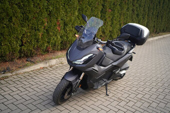 garážovaný motocykl Honda ADV 350 s kufrem - 1