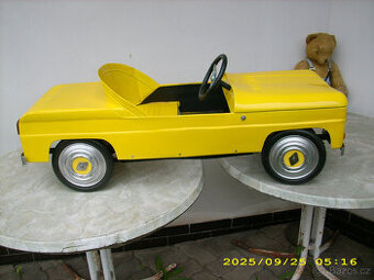Dětské šlapací auričko Renault R 8