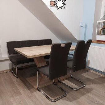 Jídelní stůl masiv