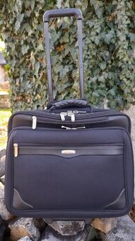 Cestovní taška a kufřík na kolečkách v jednom