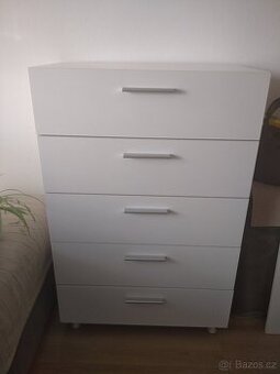 Bílá komoda