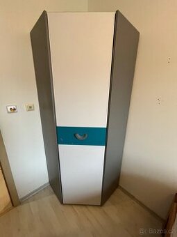 Rohová skříň 73,5 x 73,5 x 189,5 cm