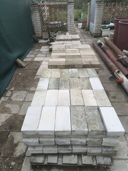 Nabizime plne starsi bile cihly ze zbouraneho plotu