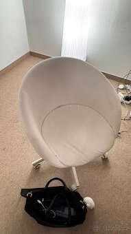 Židle bílá otočná