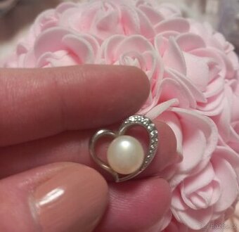 Prodám stribny přívěsek s perlou