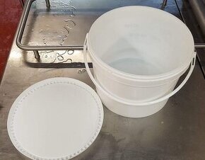 prodam plastove kbeliky