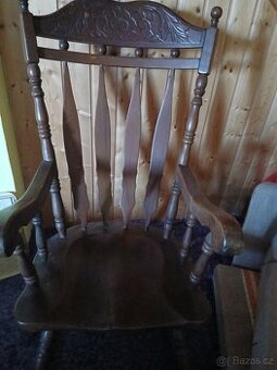 Dřevěné houpací křeslo