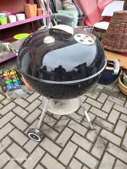 Zahradní gril na uhlí Weber