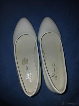 Bílé boty na podpatku