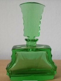 Nádherný flakon ze zeleného skla, provedení Art Deco