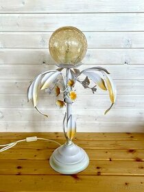 Stará kovaná romantická stolní lampa