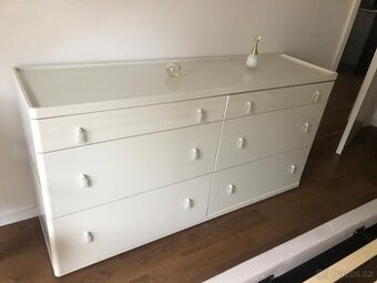 Komoda a 2 noční stolky na kolečkách Ikea