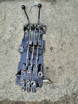 hydraulický třísekční rozvaděč - 1