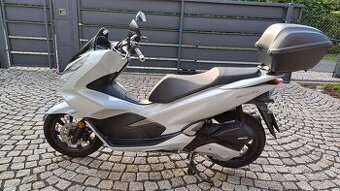 Honda PCX 125 Pearl Cool White