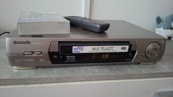 Videorekordér Panasonic NV HD647 + VHS kazety 41 ks.