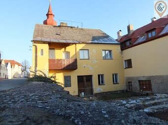 Rodinný dům se stodolou a uzavřeným dvorem, Poběžovice, okre