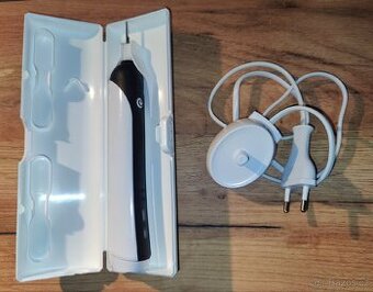 Oral-B PRO 750 Black + cestovní pouzdro