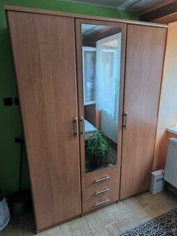 Šatní skříň se zrcadlem