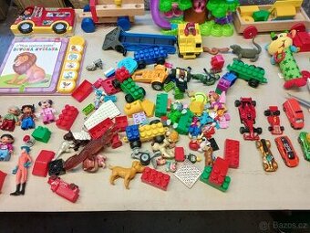 Mix hraček – LEGO, autíčka, figurky, knížka, dřevo