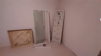 Sprchový kout s masážním panelem