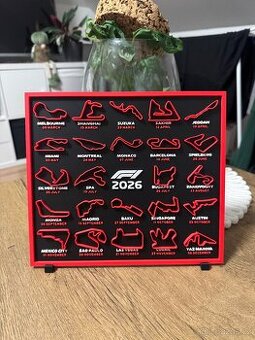 Kalendář F1 pro 2026 se stojanem