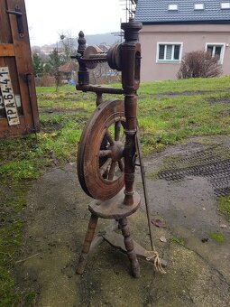Starý dřěvěný kolovrátek
