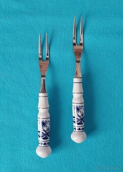 Cibulák - 2 malé servírovací vidlice.