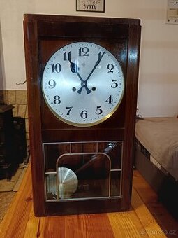 Prodám starožitné nástěnné hodiny Junghans – plně funkční