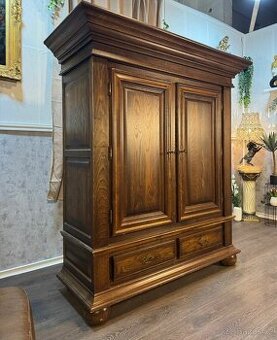 Masivní skříň (141013)