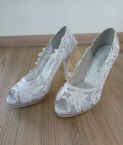 Svatební krajkové boty na podpatku