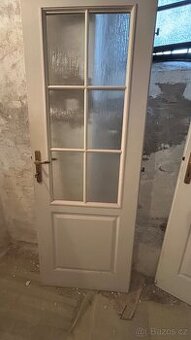 Prosklené dveře s kováním na levé straně