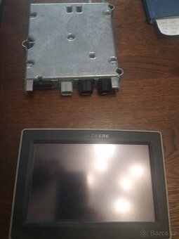 John Deere monitor PFA 7pal + server řídídí jetnotka