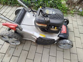 Benzínová sekačka s pojezdem