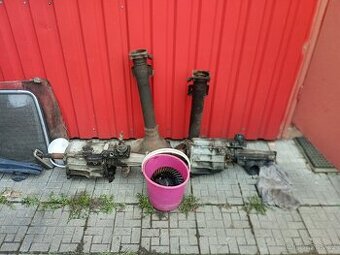 Motor zadní nápravu, 2 převodovky a jiné díly Volha 24