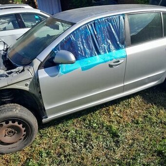 Škoda Superb II, dveře stříbrná metalíza