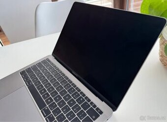 MacBook Pro (2017) - 1