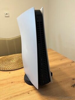 PS5 s mechanikou s příslušentsvím