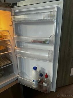 Lednička BEKO + mikrovlna, stoleček