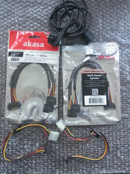 AKASA kabel rozdvojka napájeci SATA/ 15pin(M) na 2x 15pin