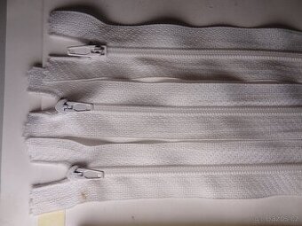 Zip spirálový. Délka cca 90 cm