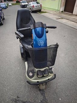 Elektrická tříkolka pro seniory nebo invalidy