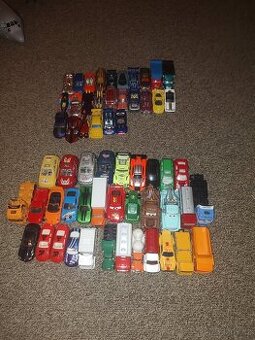 Hot wheels a další autíčka