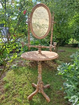 Toaletka stara starozitna se svicny