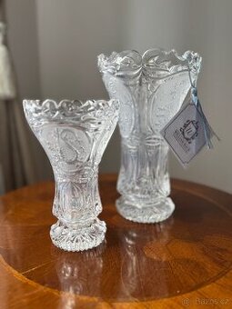 Křišťálové broušené vázy s květinovým motivem