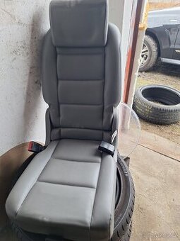 Prodám kožené sadačky na VW Touran  světlé šedé