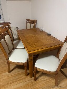 Jídelní stůl s židlemi