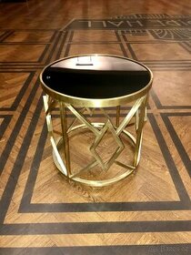 Zlatý/stříbrný stolek
