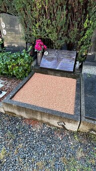 hrobové místo s mramorovou knihou -Brno Ústřední hřbitov