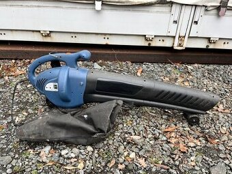 Fukar a vysavač na listí