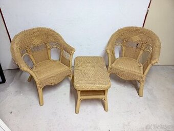 Prodám hezkou zahradní sestavu 2 x ratanová křesílka a stole